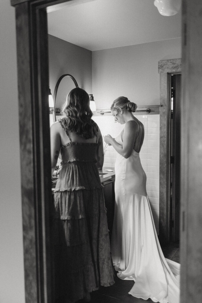 bride getting ready for her wedding at rosen lake